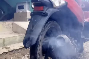 Mengapa Motor Matic Mengeluarkan Asap Putih Tebal Penyebab Dampak Dan Cara Mengatasinya