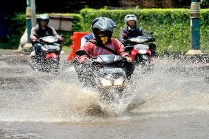 Panduan Lengkap Cara Mengatasi Mesin Motor Brebet Saat Hujan Dan Langkah Pencegahannya