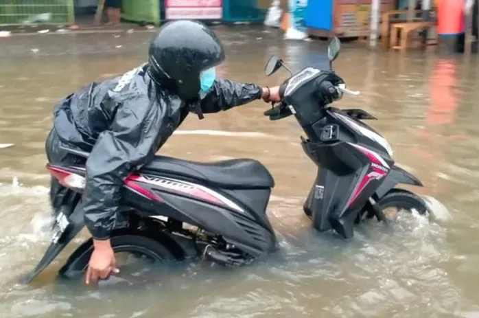 Mengapa Motor Sering Slip Saat Hujan Penyebab Teknis Dan Cara Mengatasinya