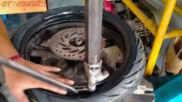 Panduan Lengkap Cara Cek Kondisi Ban Motor Yang Sudah Harus Diganti